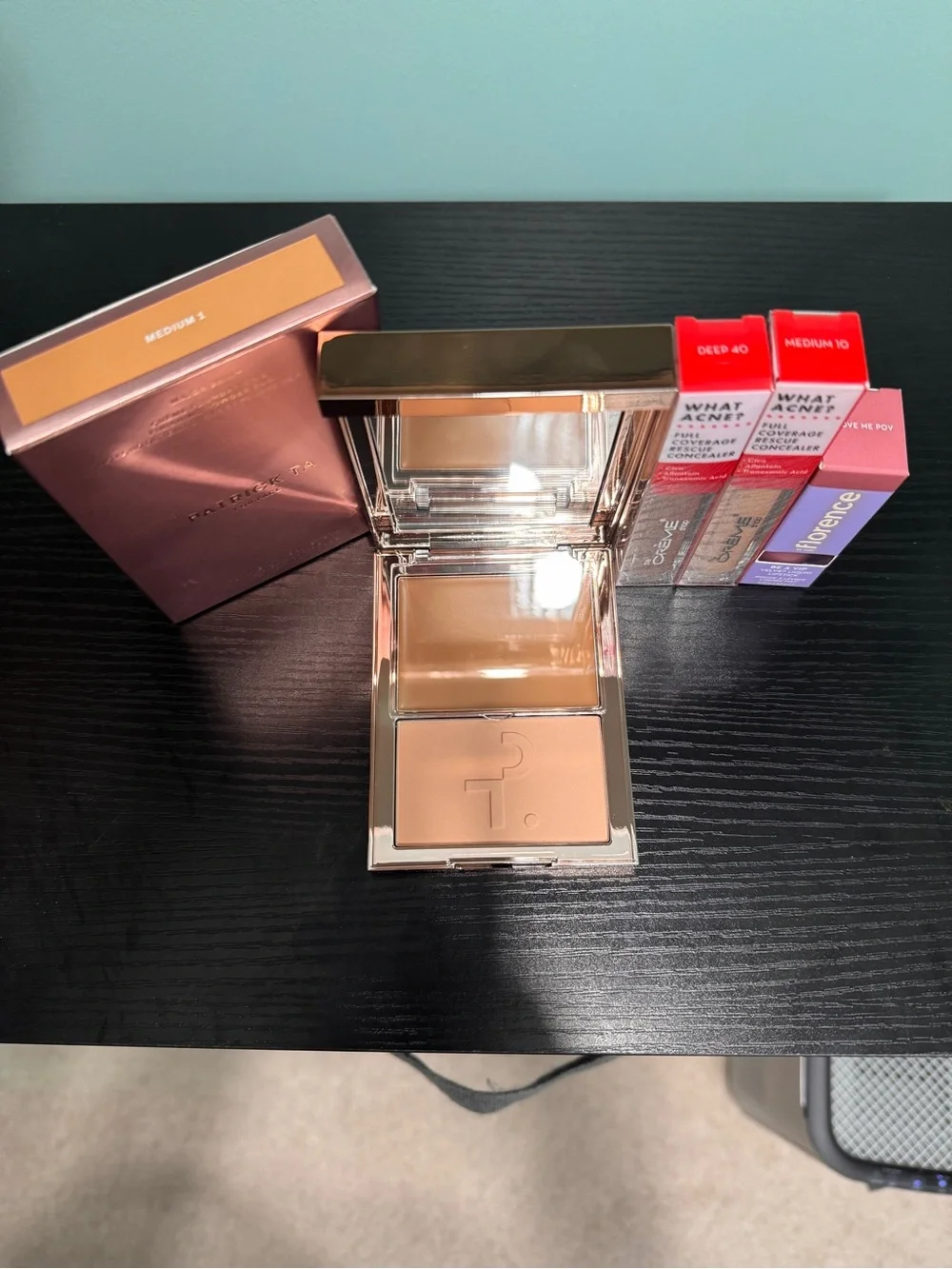 1 Patrick Ta Powder Foundation, 2 Crème shop concealers, 1 Florence Bundle